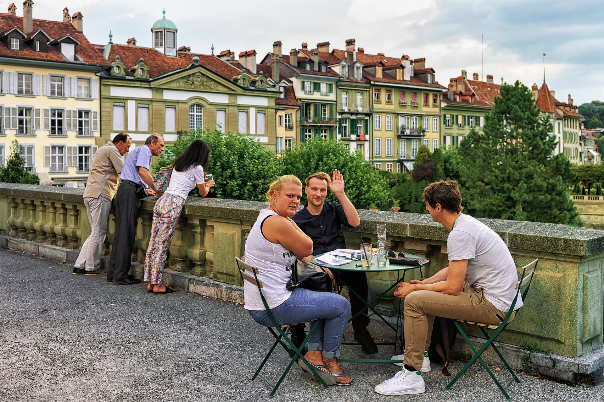 Amici al tavolino di un caffè all’aperto sulla terrazza della Münsterplattform, nel centro storico di Berna